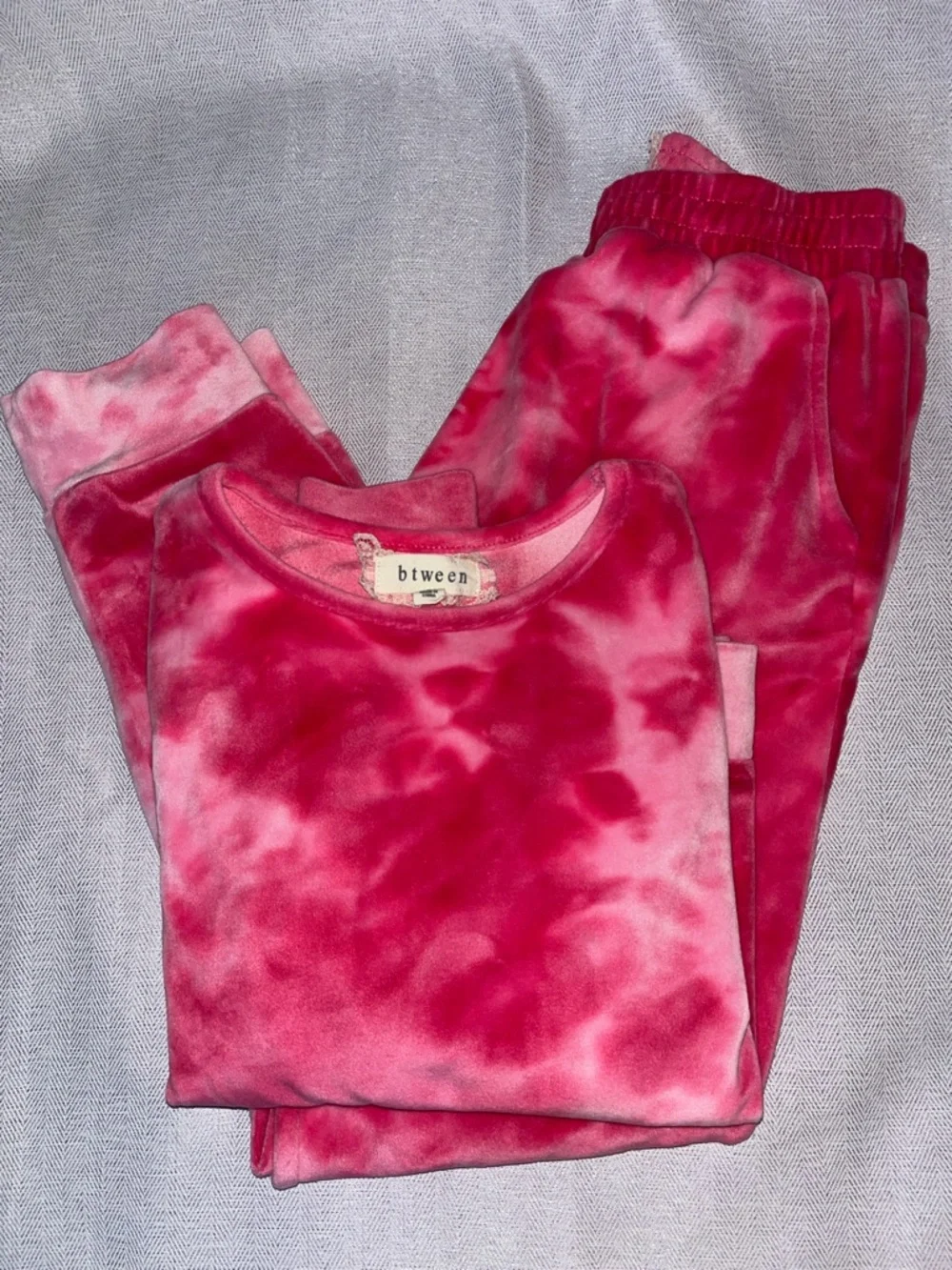 2 btween Girls matching sweat suits. - Picture 4 of 5